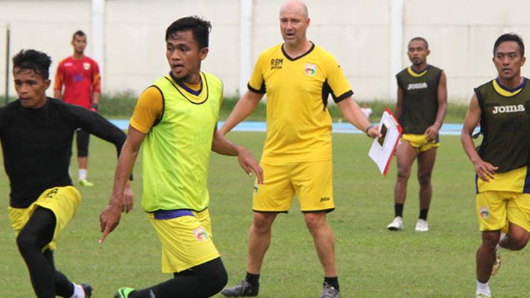 Rafael Berges Marin saat memimpin latihan. Copyright: © KutaiKartanegara.com