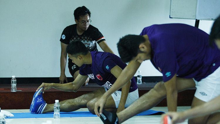 Pemain PSM Makassar jalani latihan di dalam ruangan. Copyright: © PSM Makassar