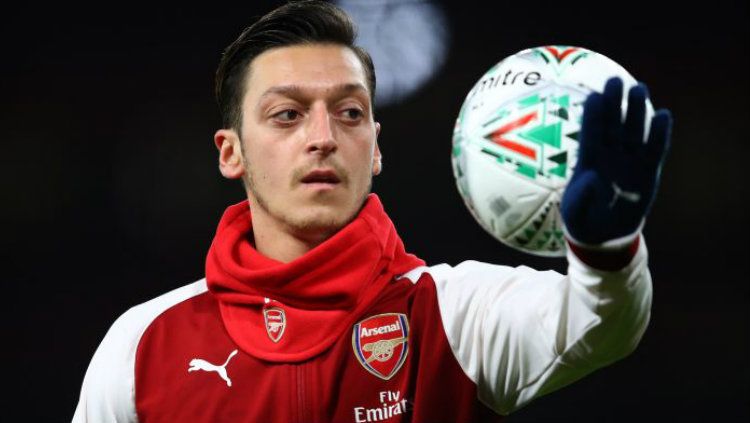 Mesut Ozil kabarnya siap hengkang dari Arsenal lantaran gagal meraih hati Unai Emery. Copyright: © Getty Images