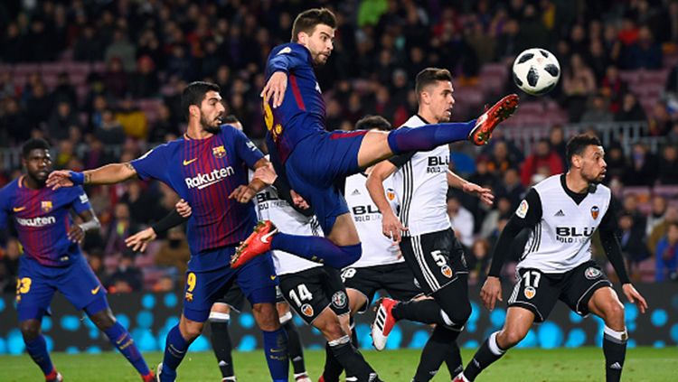 Gerard Pique saat tampil membela Barcelona di semifinal Copa del Rey. Copyright: © Getty Images