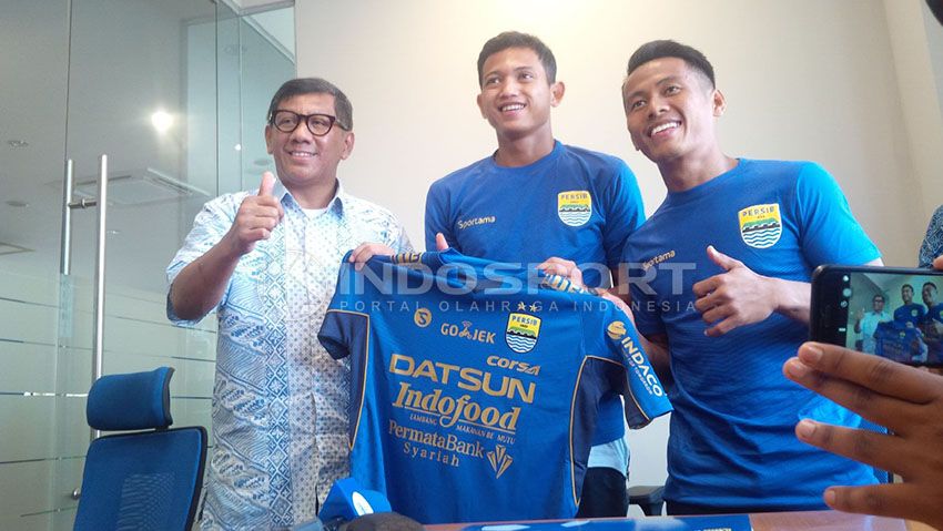 Muchlis dan Ghozali saat diperkenalkan menjadi pemain baru Persib Bandung. Copyright: © Arif Rahman/Indosport.com