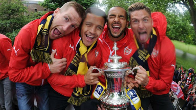 Empat pemain Arsenal sedang merayakan pesta juara Copyright: © dailystar.co.uk