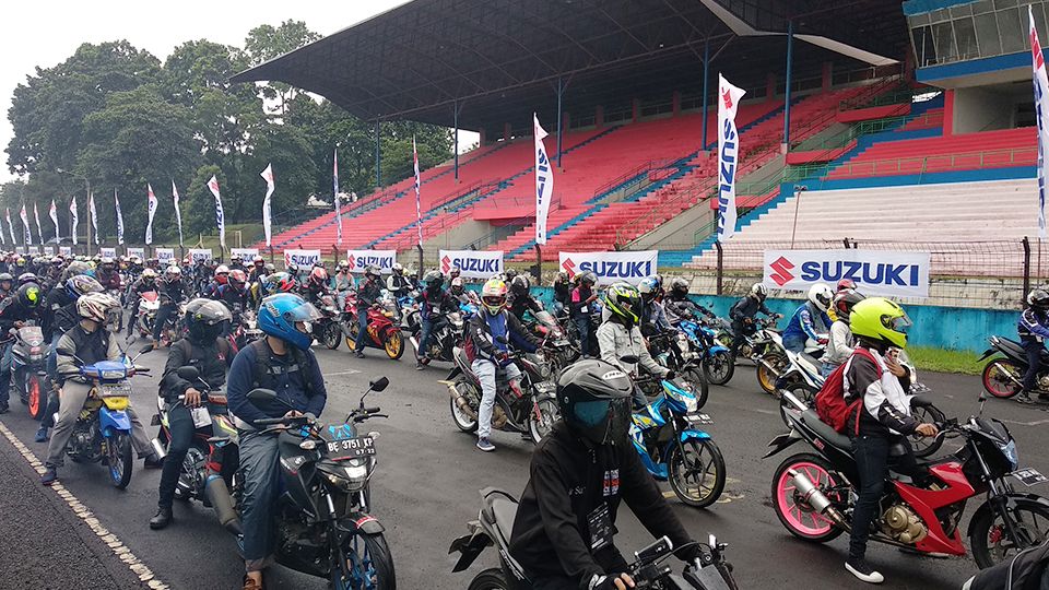 Ribuan pengguna dan pecinta motor Suzuki tumpah ruah larut dalam kegembiraan, untuk memeriahkan acara Suzuki Bike Meet Jamboree Nasional 2018. Copyright: © Juni/INDOSPORT
