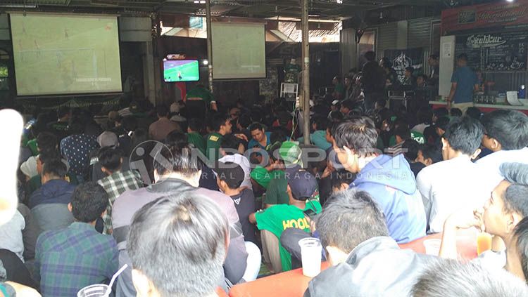 Nobar Bonek Copyright: © Fitra Herdian/INDOSPORT