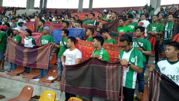 SMeCK Hooligan koreografi ulos di Stadion Manahan, Solo. Copyright: © Istimewa