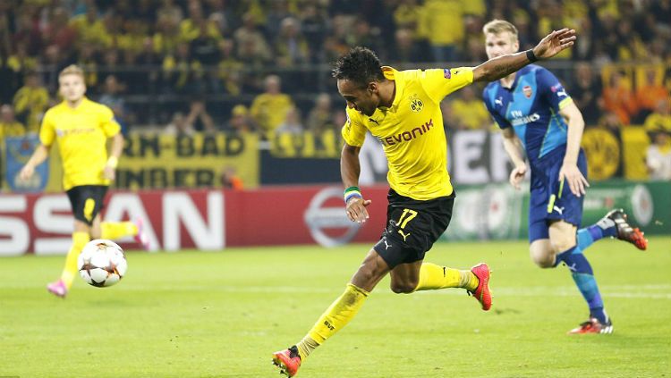 Aubameyang sedang melakukan tendangan ke gawang Arsenal. Copyright: &copy; dailymail.co.uk