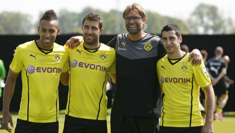 Jurgen Klopp, Mkhitaryan, dan Aubameyang saat berada di Borussia Dortmund. Copyright: &copy; ibtimes.co.uk