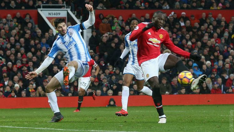 Penyerang Manchester United Romelu Lukaku melepaskan tendangan keras ke gawang Huddersfield Town. Copyright: &copy; Getty Images