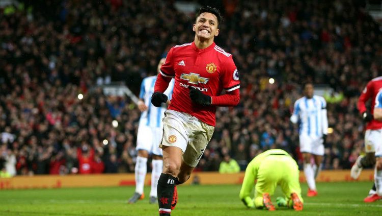 Penyerang Manchester United Alexis Sanchez saat merayakan gol ke gawang Huddersfield Town. Copyright: © Getty Images