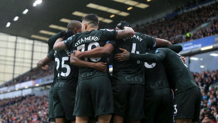 Skuat Manchester City saat merayakan gol ke gawang Burnley. Copyright: © Getty Images