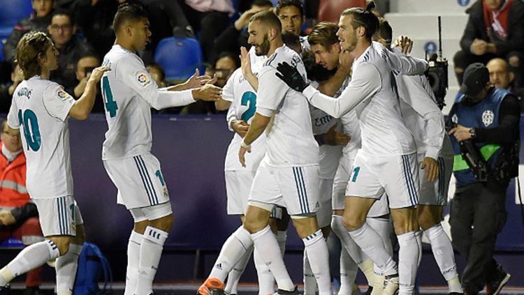 Skuat Real Madrid sedang melakukan selebrasi Copyright: © Getty Images
