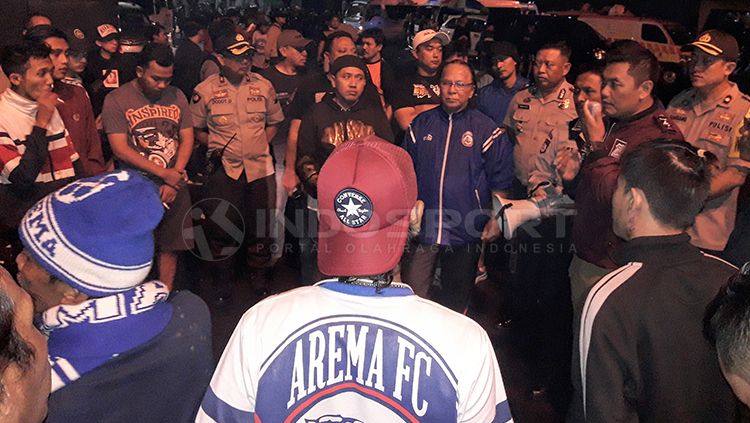 Pemberangkatan Aremania menuju Solo. Copyright: © Ian Setiawan/INDOSPORT