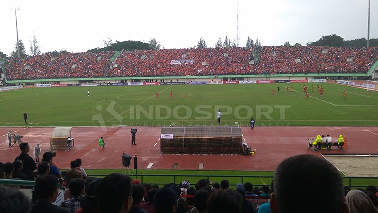 Potret suporter Persija Jakarta tampak memenuhi stadion Manahan Solo Copyright: © Arief Setiadi/INDOSPORT