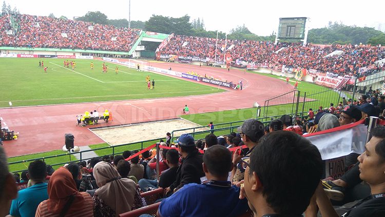 Potret suporter Persija Jakarta tampak memenuhi stadion Manahan Solo Copyright: © Arief Setiadi/INDOSPORT