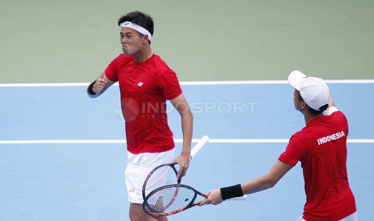 Tim tenis Indonesia akhirnya bertahan di Grup II Dunia Piala Davis 2022 usai menang telak 3-0 atas Venezuela di babak playoff pada 4-5 Maret 2022. Copyright: © Herry Ibrahim/INDOSPORT