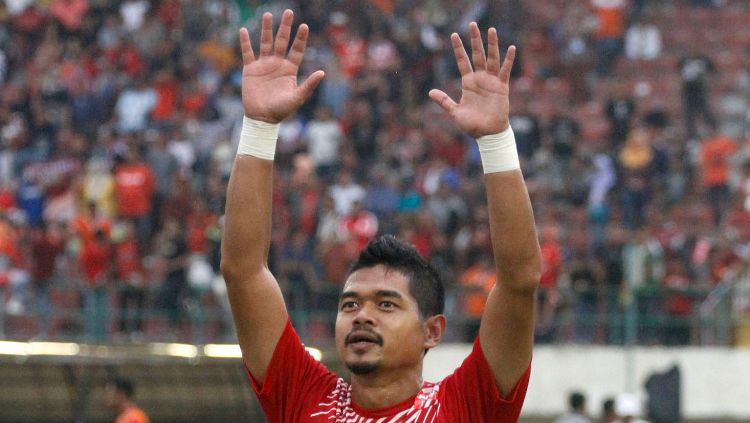 Bambang Pamungkas melambaikan kedua tangannya kepada suporter Persija Jakarta. Copyright: © Media Persija