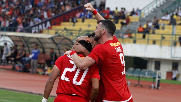 Persija Jakarta hampir melampaui target donasi penggalangan dana melawan virus corona, setelah Marko Simic turut menyumbangkan dana Rp100 juta. Copyright: © Media Persija