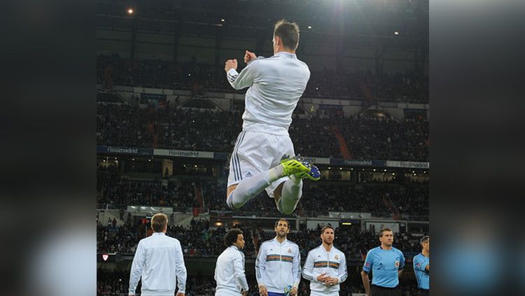 Gareth Bale jumping tinggi masuk dalam stadion. Copyright: © footballstopten