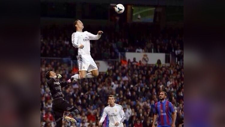Jumping tinggi Cristiano Ronaldo. Copyright: © footballstopten