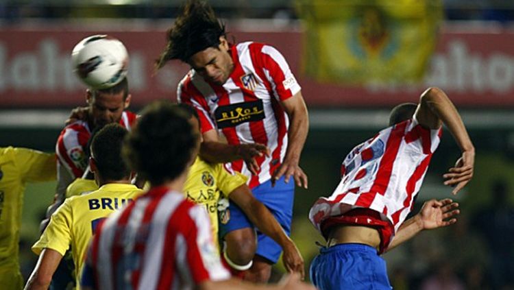 Radamel Falcao jumping  saat melawan Villarreal. Copyright: © footballstopten