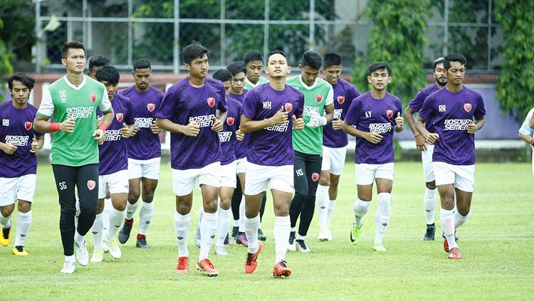 Pemain PSM Makassar melakukan pemanasan di pemusatan latihan hari kelima di Bali Copyright: © PSM Makassar