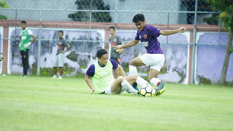 Pemain PSM Makassar melakukan pemanasan di pemusatan latihan hari kelima di Bali Copyright: © PSM Makassar