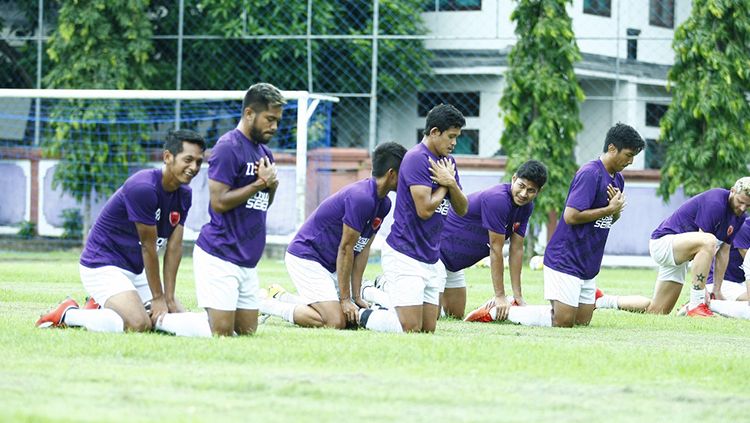 Pemain PSM Makassar melakukan pemanasan di pemusatan latihan hari kelima di Bali Copyright: © PSM Makassar