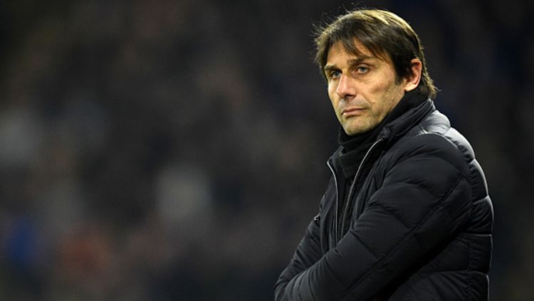 Eks pelatih Chelsea, Antonio Conte dikabarkan tertarik untuk menjadi juru taktik Inter Milan. Copyright: © Getty Images