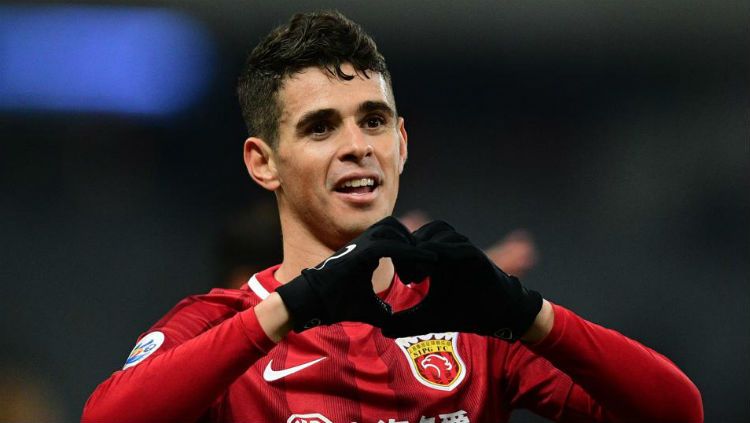 Oscar bermain untuk klub China, Shanghai SIPG. Copyright: © newsweek.com