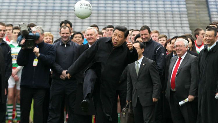 Presiden China dalam memperkenalkan sepakbola Copyright: © asianews.com