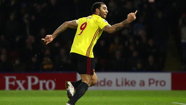 Troy Deeney acungkan jari tengah ke arah fans Chelsea saat melakukan selebrasi. Copyright: © Getty Images