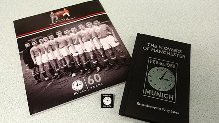 Merchandise Tragedi Munich yang diberikan secara gratis oleh Manchester United. Copyright: © Daily Mail