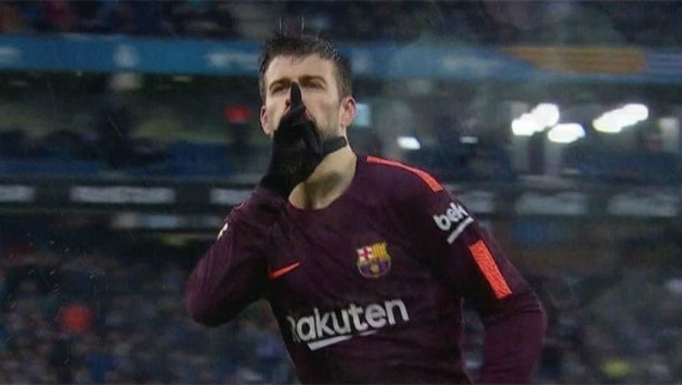 Pique sat perayaan gol kegawang Espanyol. Copyright: © Sport english