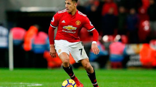 Penyerang Manchester United Alexis Sanchez saat sedang mengontrol bola. Copyright: © Getty Images