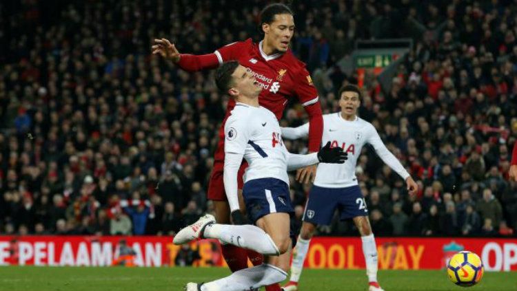 Erik Lamela dilanggar Virgil van Dijk. Copyright: © The Guardian