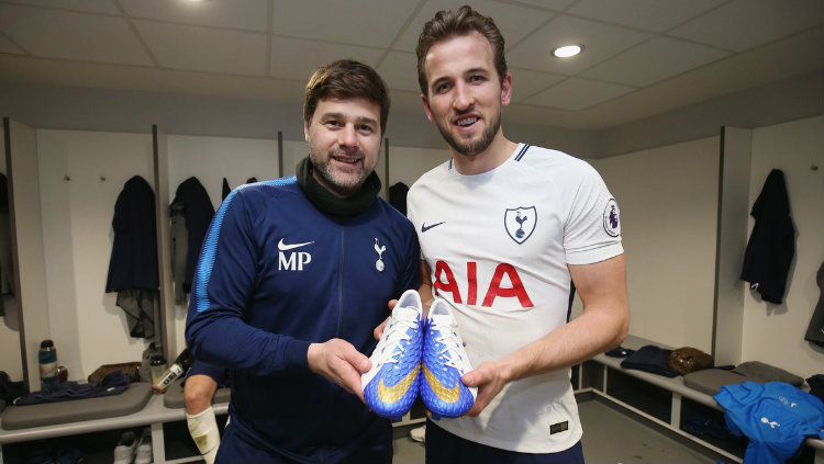 Mauricio Pochettino dan Harry Kane. Copyright: © Ofisial Tottenham Hotspur