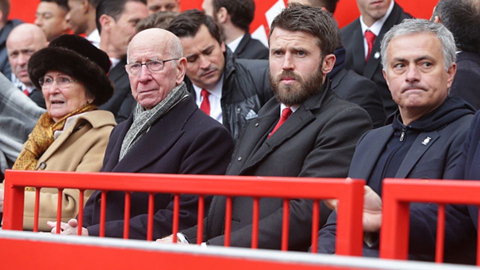 Eks pemain MU lintas generasi Sir Bobby Charlton dan Phil Neville hadir ditemani Mourinho Copyright: © Getty Images