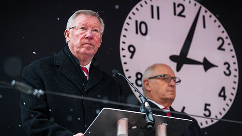 Sir Alex Ferguson memberikan sambutan di acara peringatan Tragedi Munchen 1958. Copyright: © Getty Images