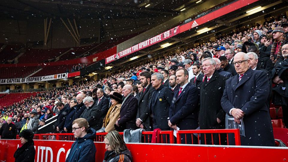 Stadion Old Trafford khidmat menggelar peringatan Tragedi Munchen 1958. Copyright: © Getty Images