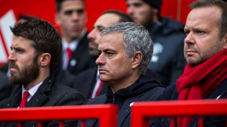 Jose Mourinho bersama Michael Carrick dan Ed Woodward. Copyright: © Getty Images