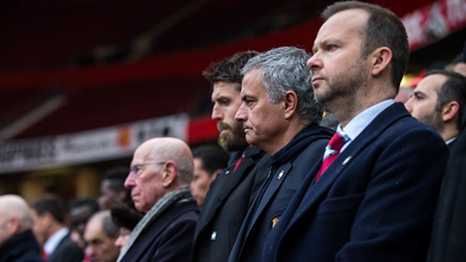 Sir Bobby Charton, Phil Nevill. dan Jose Mourinho duduk berjajar mengikuti peringatan Tragedi Munchen 1958. Copyright: © Getty Images