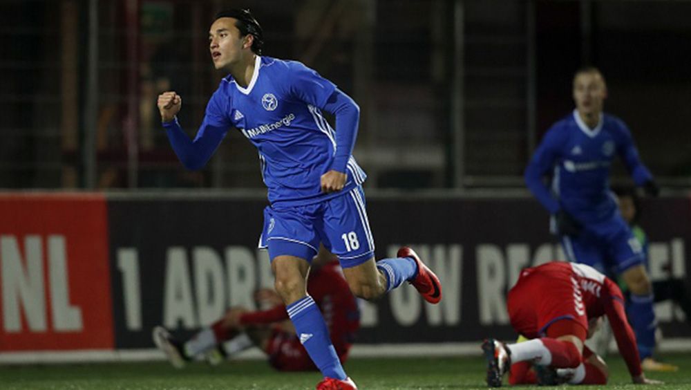 Pemain berkebangsaan Indonesia di Almere City, Ezra Walian. Copyright: © Indosport.com