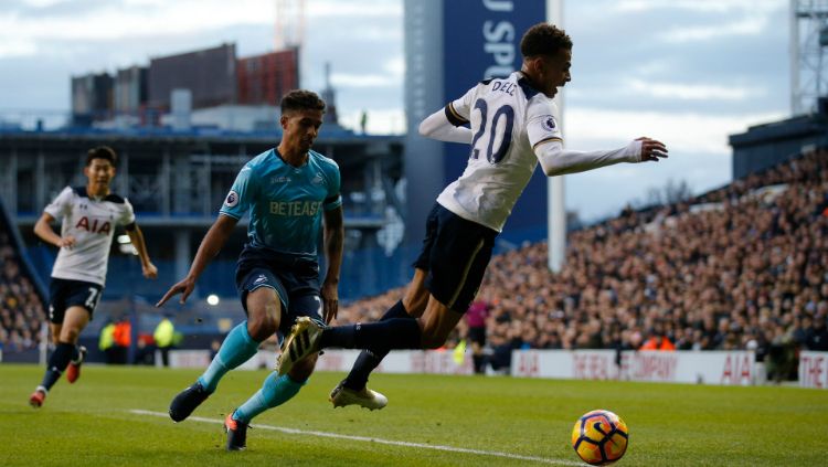 Dele Alli diduga melakukan simulasi saat melawan Swansea (2016) Copyright: © Getty Images