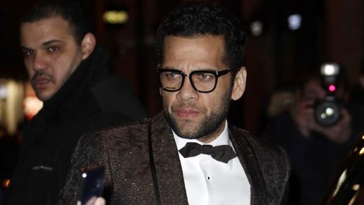 Dani Alves tampak hadir di acara pesta ulang tahun Neymar. Copyright: © mirror