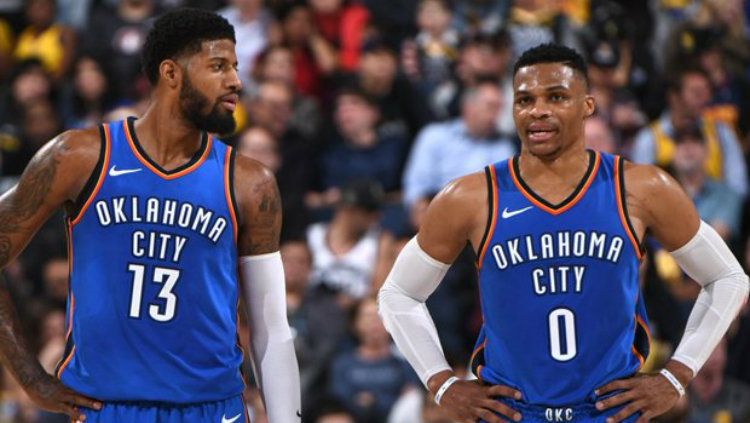 Oklahoma City Thunder melakukan trade terhadap Russell Westbrook (kanan) dan mengirim Paul George (kiri) ke LA Clippers. Copyright: © NBA