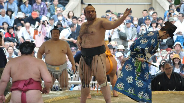 Osunaarashi melakukan pertandingan sumo Copyright: © japantimes.co.jp