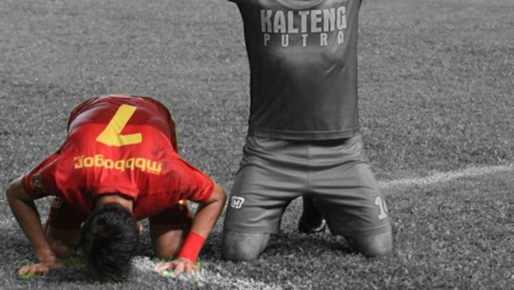 Pemain Kalteng Putra FC, Dadang Apridianto (kiri). Copyright: © tribunnews/INDOSPORT