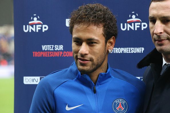 Neymar Jr  menerima trofi pemain terbaik bulan ini dari UNFP. Copyright: © Getty Images