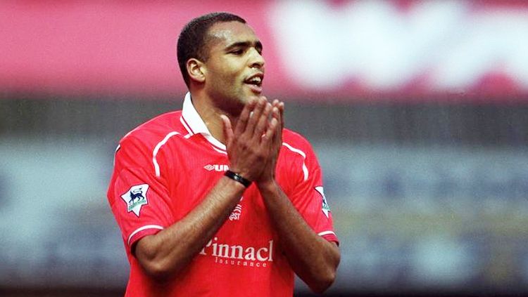 Pierre van Hooijdonk saat berseragam Forest. Copyright: © INDOSPORT