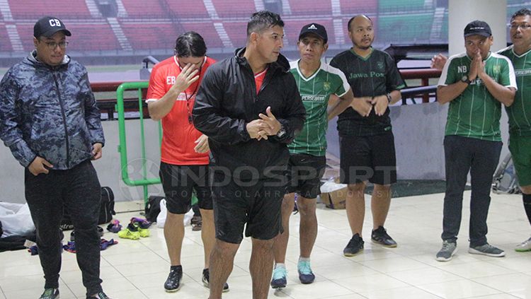 Tim Persebaya kehujanan saat latihan. Copyright: © Fitra Herdian/INDOSPORT